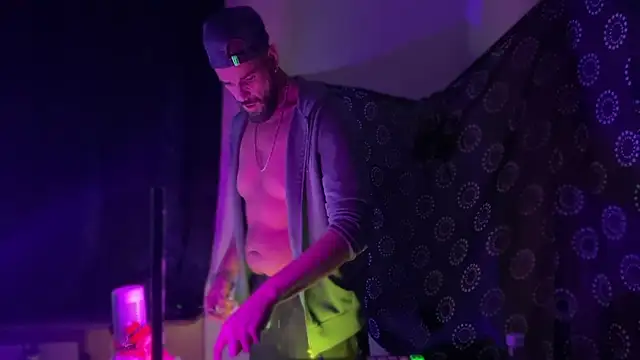 Snapshot of DjDiCKmannOnE chatting on 21, 4, 2026 DjDiCKmannOnE online show from 21, 4, 2026