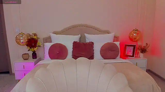 Snapshot of MilaMour chatting on 21, 4, 2026 MilaMour online show from 21, 4, 2026