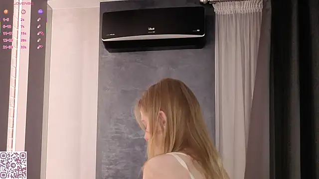 Snapshot of ElvinaRose chatting on 3, 11, 2025 ElvinaRose online show from 3, 11, 2025