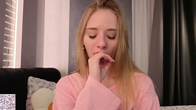 Snapshot of ElvinaRose chatting on 15, 12, 2025 ElvinaRose online show from 15, 12, 2025