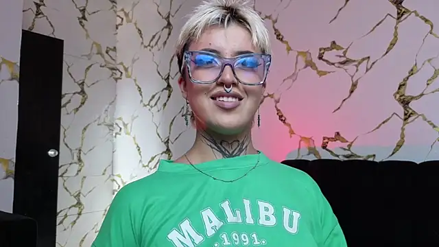 Snapshot of Rebeka-baker chatting on 11, 4, 2026 Rebeka-baker online show from 11, 4, 2026