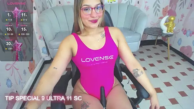 Snapshot of Paris09_v_ chatting on 3, 10, 2025 Paris09 v online show from 3, 10, 2025