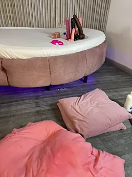 Saracooper   online show from 11, 4, 2026