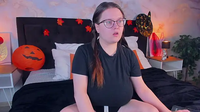 Snapshot of HelenDanvers chatting on 23, 10, 2025 HelenDanvers online show from 23, 10, 2025