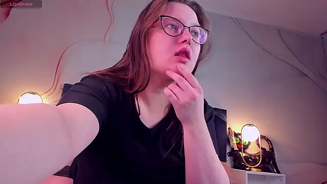 Snapshot of HelenDanvers chatting on 6, 11, 2025 HelenDanvers online show from 6, 11, 2025