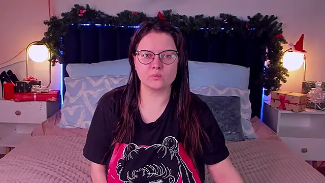 Snapshot of HelenDanvers chatting on 17, 12, 2025 HelenDanvers online show from 17, 12, 2025