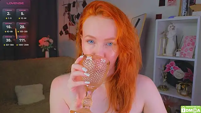 Snapshot of JoyceJones chatting on 8, 11, 2025 JoyceJones online show from 8, 11, 2025