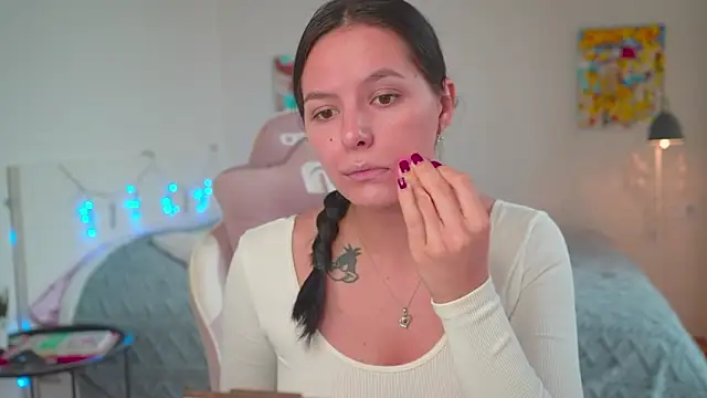 Snapshot of EwelynScott chatting on 20, 10, 2025 EwelynScott online show from 20, 10, 2025