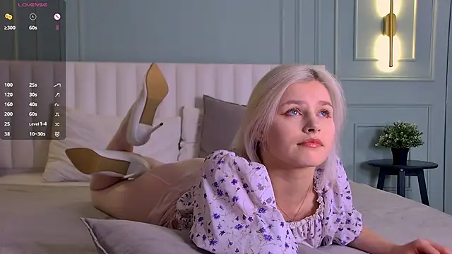 Snapshot of SandyShayes chatting on 4, 12, 2025 SandyShayes online show from 4, 12, 2025