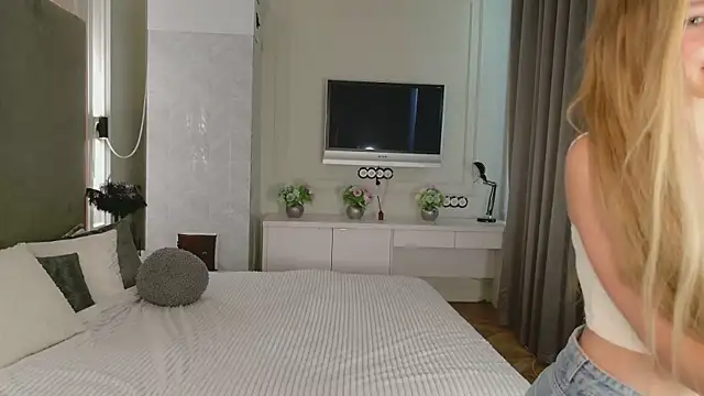 Snapshot of milaa_sun chatting on 26, 6, 2026 milaa sun online show from 26, 6, 2026