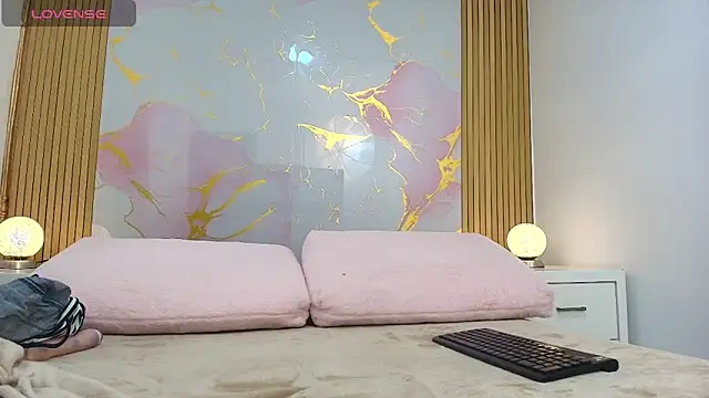 Snapshot of JulietaMills chatting on 7, 11, 2025 JulietaMills online show from 7, 11, 2025