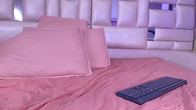 emmacurvy online show from 15, 10, 2025