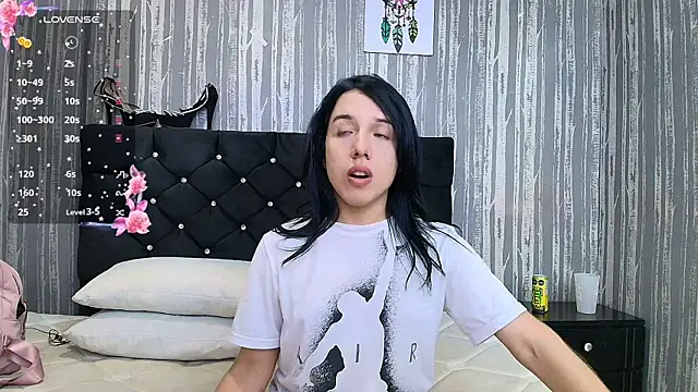 Snapshot of Alicee_Moonn chatting on 8, 11, 2025 Alicee Moonn online show from 8, 11, 2025