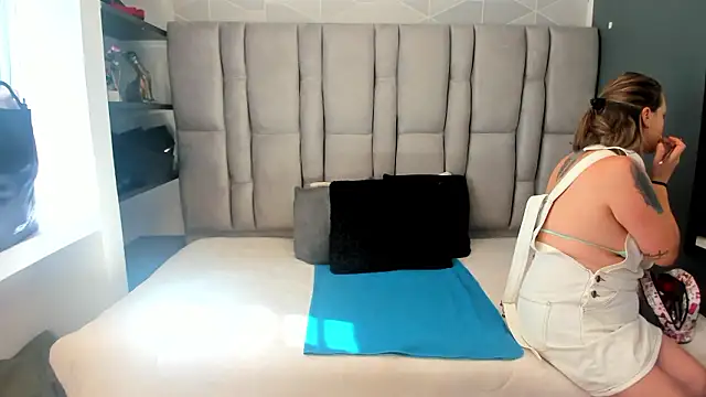 Charlot milf online show from 26, 2, 2026