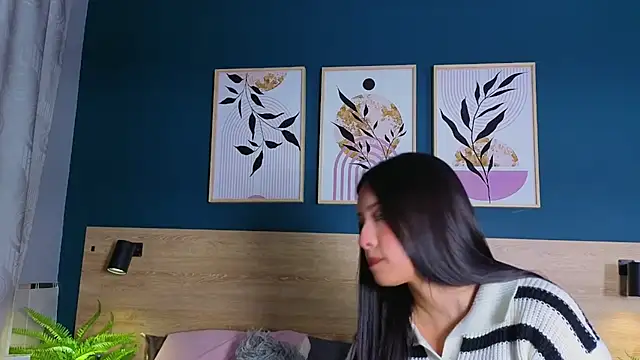 Snapshot of SarahMiler_ chatting on 17, 11, 2025 SarahMiler online show from 17, 11, 2025