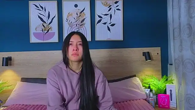 Snapshot of SarahMiler_ chatting on 24, 11, 2025 SarahMiler online show from 24, 11, 2025