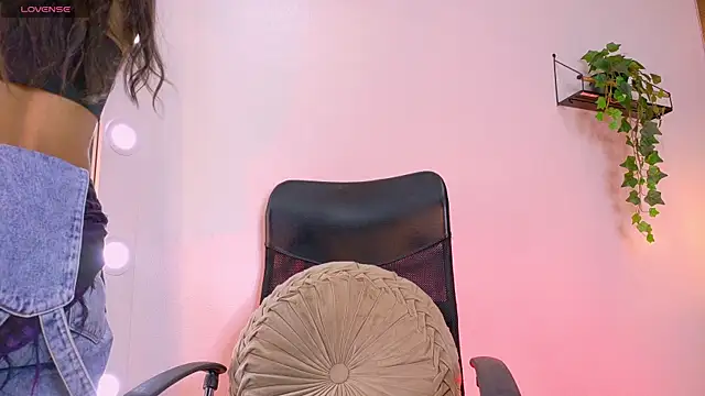 Snapshot of TiffValentinee_ chatting on 31, 10, 2025 TiffValentinee online show from 31, 10, 2025