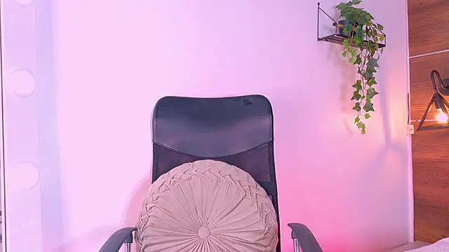 Snapshot of TiffValentinee_ chatting on 5, 11, 2025 TiffValentinee online show from 5, 11, 2025