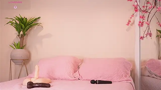 Snapshot of mili_moon_ chatting on 23, 10, 2025 mili moon online show from 23, 10, 2025