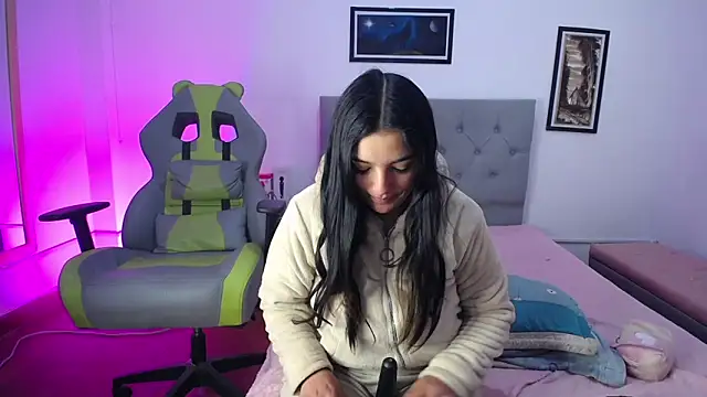 Esmeraldaa- online show from 15, 10, 2025