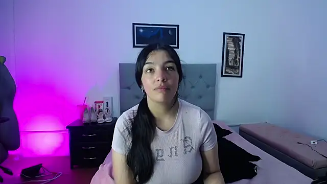 Esmeraldaa- online show from 24, 10, 2025