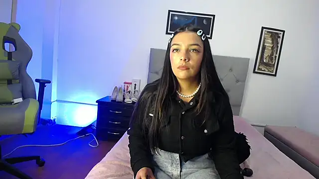 Esmeraldaa- online show from 27, 10, 2025