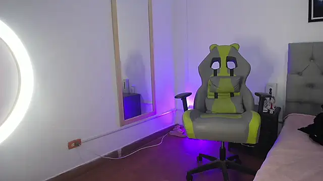 Esmeraldaa- online show from 31, 10, 2025