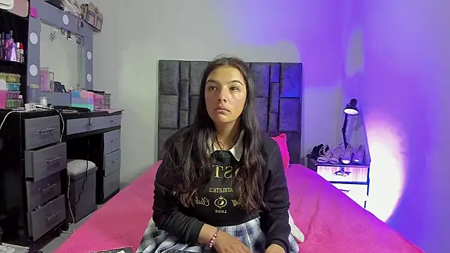 Esmeraldaa- online show from 17, 12, 2025