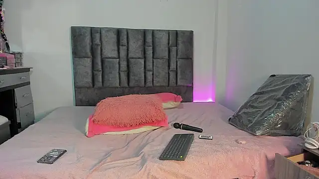 Esmeraldaa- online show from 9, 4, 2026