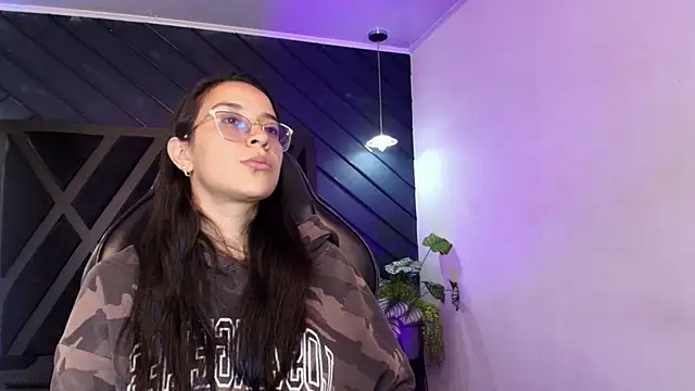 zoe martins  online show from 25, 3, 2026