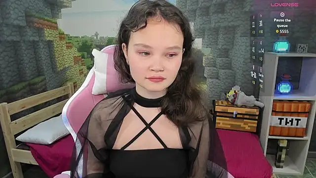 Snapshot of EmilyChaves chatting on 12, 9, 2025 EmilyChaves online show from 12, 9, 2025