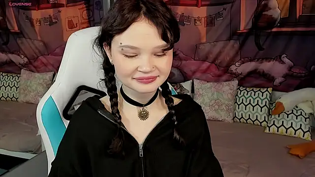 EmilyChaves online show from 7, 4, 2026