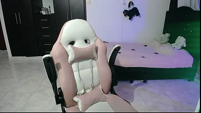 Snapshot of Elizabeth_rose02 chatting on 17, 10, 2025 Elizabeth rose02 online show from 17, 10, 2025