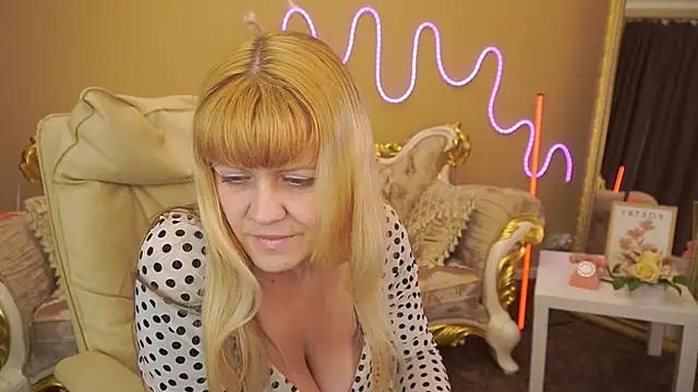 BellaLaPetit online show from 10, 11, 2025