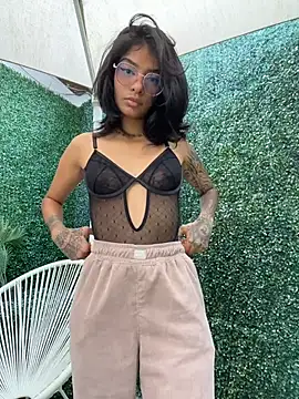 Snapshot of TweetiePieXXX chatting on 24, 2, 2026 TweetiePieXXX online show from 24, 2, 2026