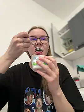 Snapshot of _CherryBloom_ chatting on 13, 4, 2026 CherryBloom online show from 13, 4, 2026