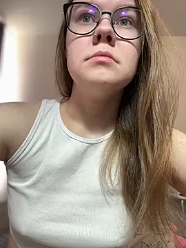 Snapshot of _CherryBloom_ chatting on 18, 4, 2026 CherryBloom online show from 18, 4, 2026