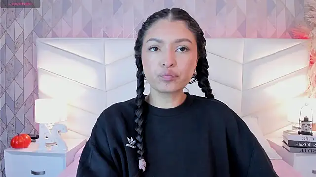 Snapshot of victoria___jonnes chatting on 5, 10, 2025 victoria jonnes online show from 5, 10, 2025