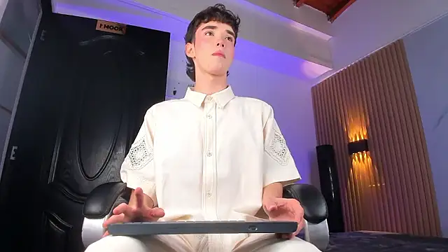 Snapshot of austin_rouse chatting on 8, 3, 2026 austin rouse online show from 8, 3, 2026