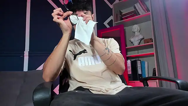 etham wolf  online show from 15, 12, 2025