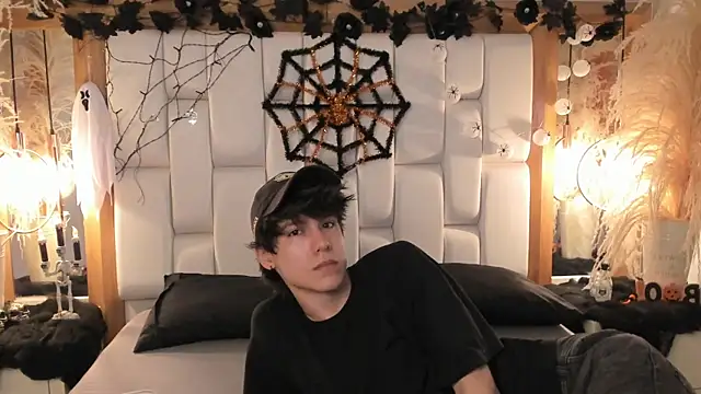 Daphne And Roger online show from 7, 10, 2025