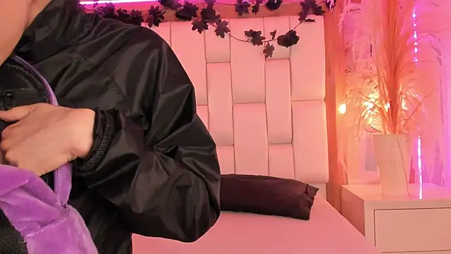 Daphne And Roger online show from 4, 2, 2026