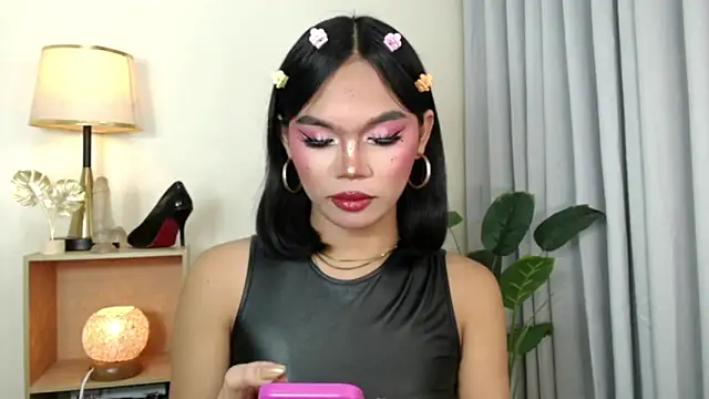 Snapshot of miyaa_Moore chatting on 12, 11, 2025 miyaa Moore online show from 12, 11, 2025