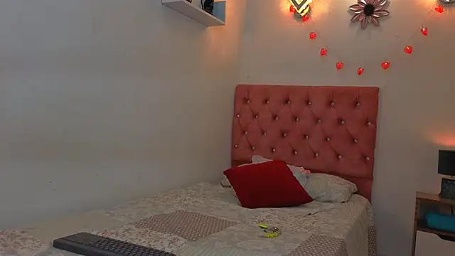 Kyra Honey online show from 6, 10, 2025