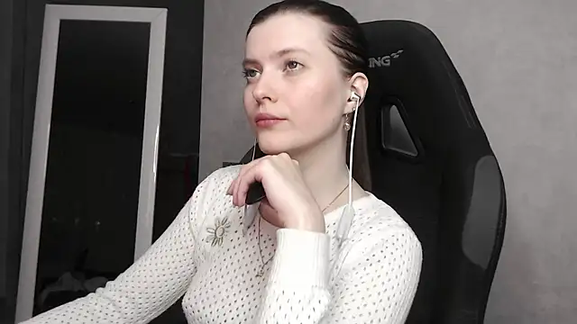 cute elfy  online show from 16, 9, 2025