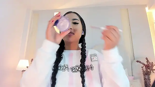 SalomeeBell online show from 8, 10, 2025