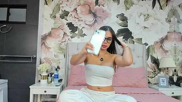 Snapshot of MaddyMay_ chatting on 4, 11, 2025 MaddyMay online show from 4, 11, 2025