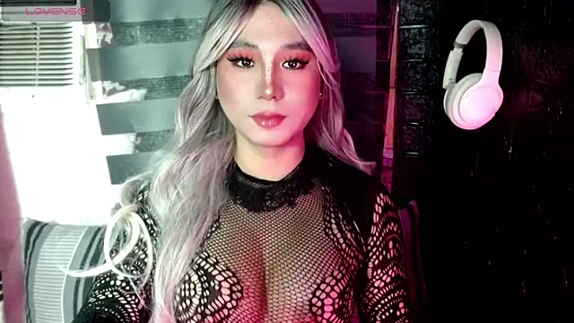 Snapshot of UrhotlucyTS chatting on 1, 10, 2025 UrhotlucyTS online show from 1, 10, 2025