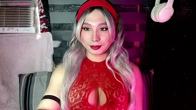 Snapshot of UrhotlucyTS chatting on 4, 10, 2025 UrhotlucyTS online show from 4, 10, 2025