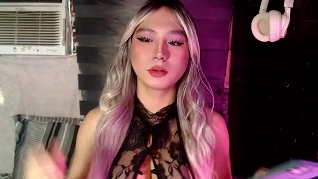 Snapshot of UrhotlucyTS chatting on 9, 10, 2025 UrhotlucyTS online show from 9, 10, 2025